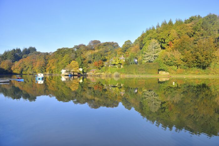 https://cornwall-landscape.org/wp-content/uploads/2023/11/037Kayakers-River-Lerryn-reflections-Roy-Curtis-700x466.jpg